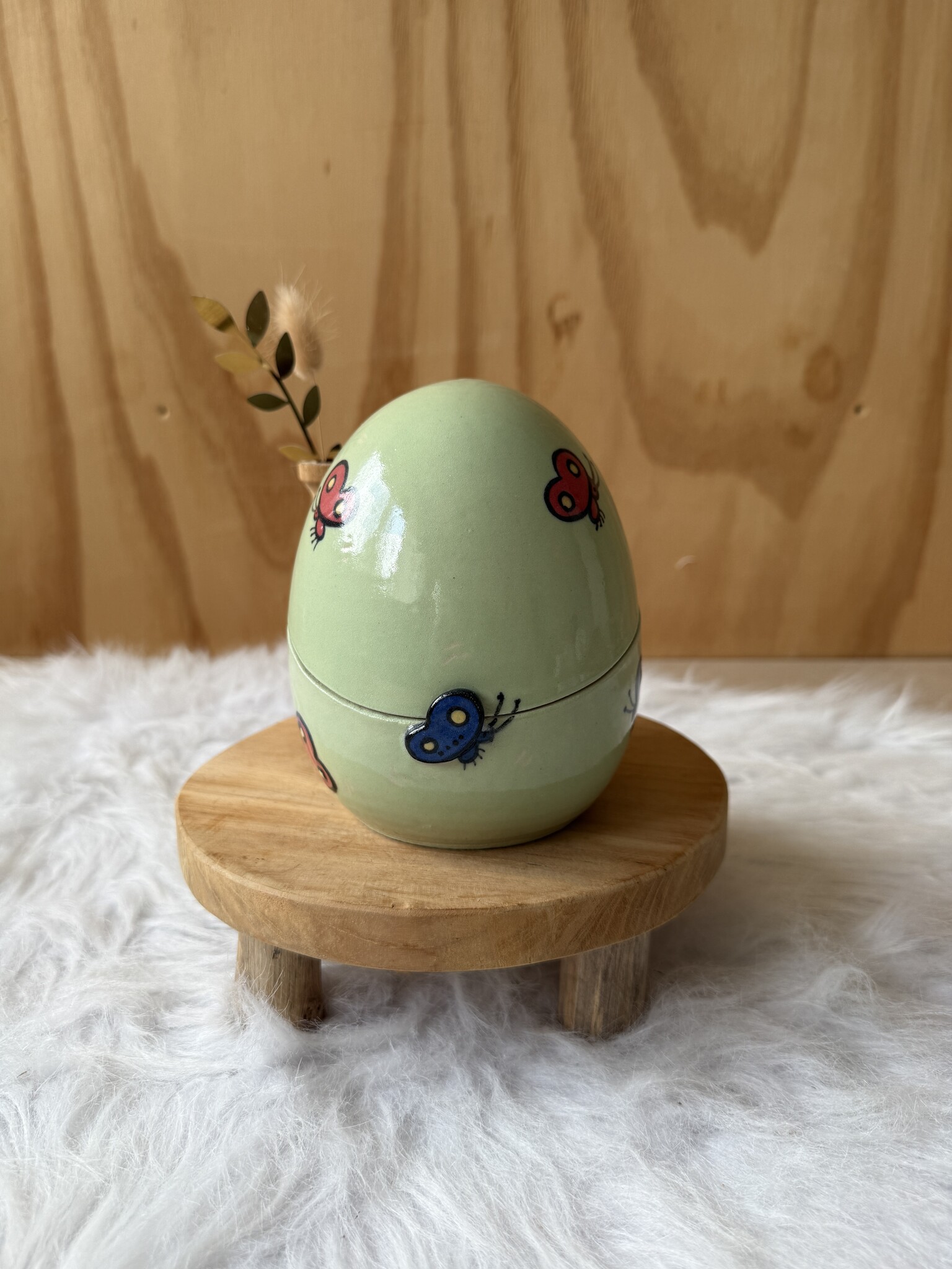 Urn zachtgroen met vlinders