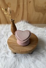 Urn op sokkel, roze hart