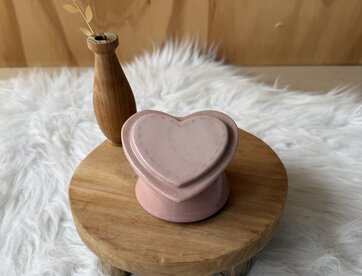 Urn Hart Roze, op sokkel