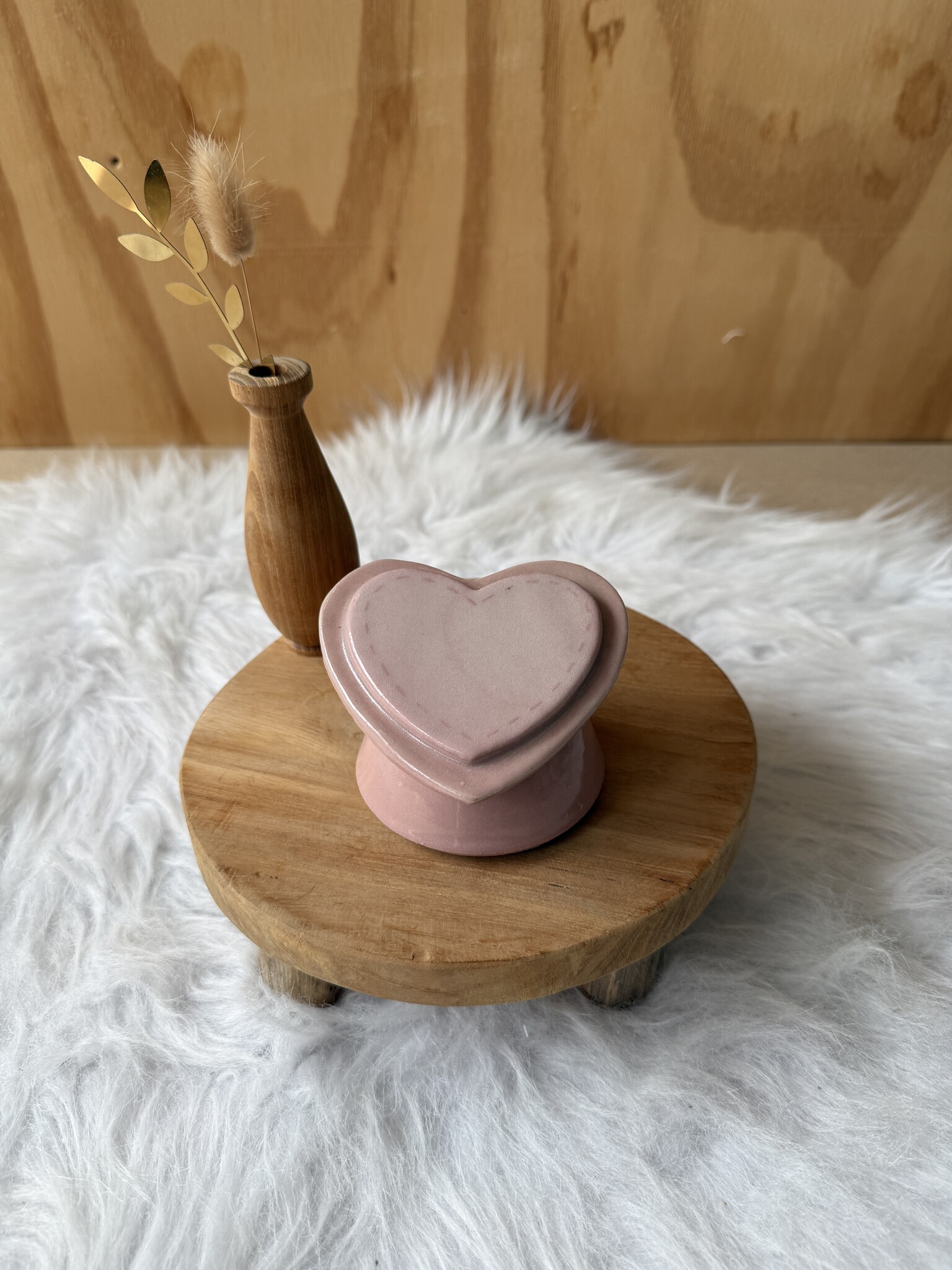 Urn op sokkel, roze hart