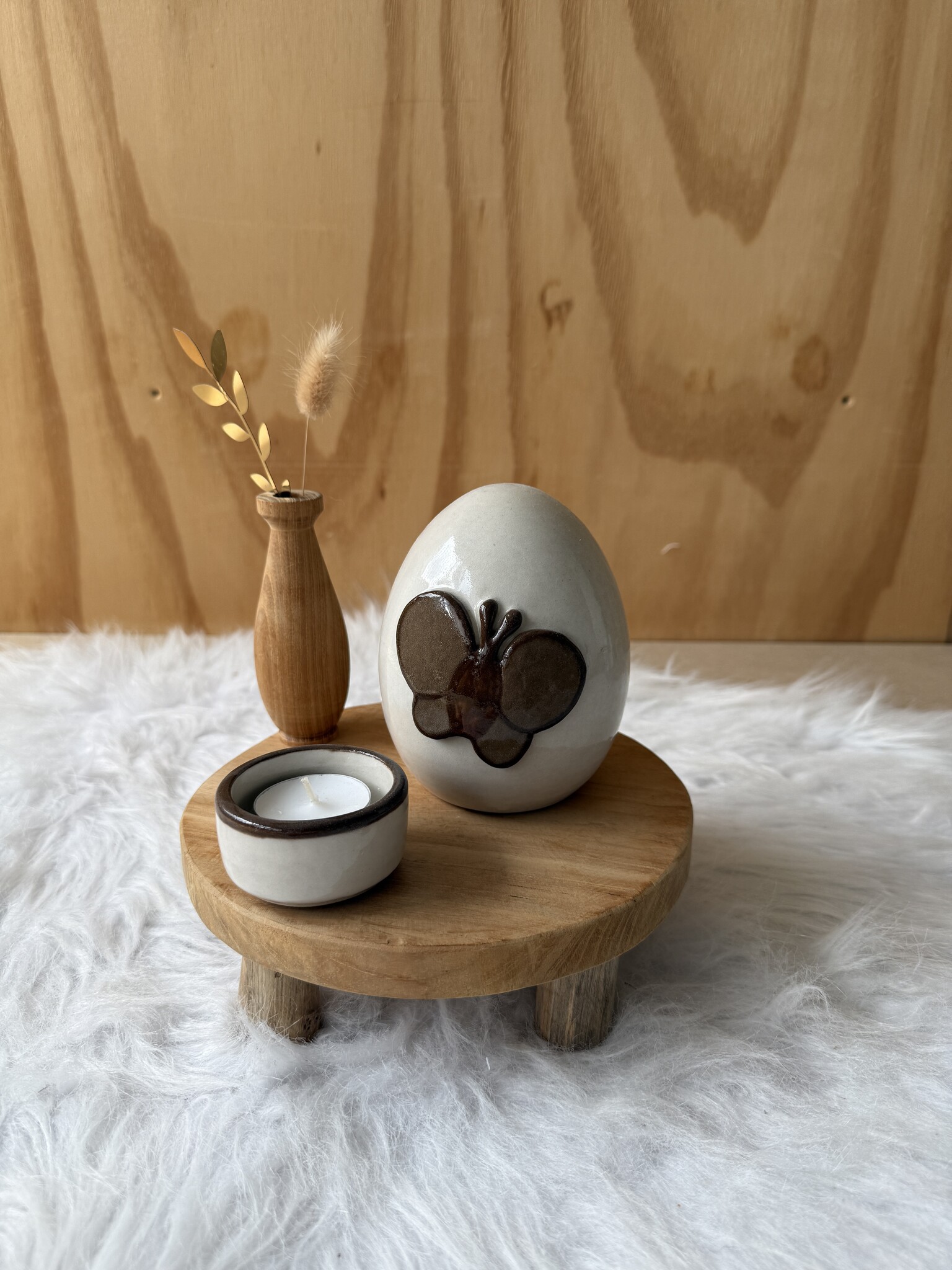 Urn met taupe vlinder