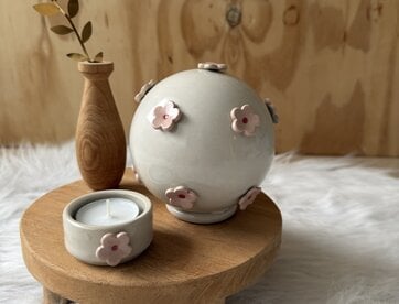 Urn met bloemen wit NIEUW