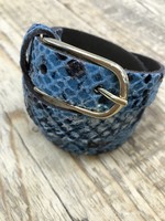 Riem leer slangen print blauw  smal 2 cm met gouden gesp