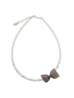 Rian Rian Parel ketting  met taupe organza strikje