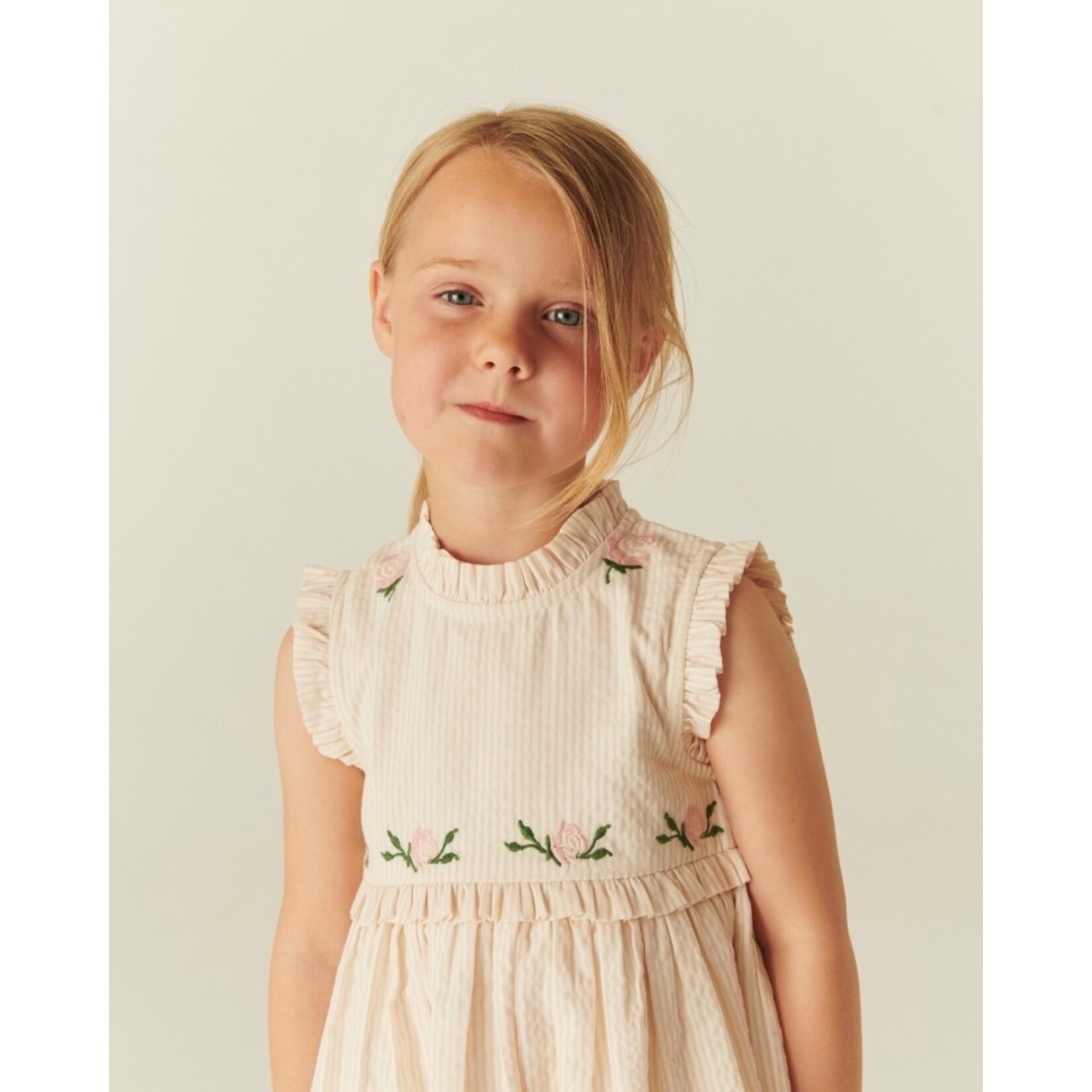 Copenhagen Colors Copenhagen Colors SEERSUCKER DRESS W. RUFFLES AND EMB. DUSTY ROSE W CREAM STRIPE 261-200-501