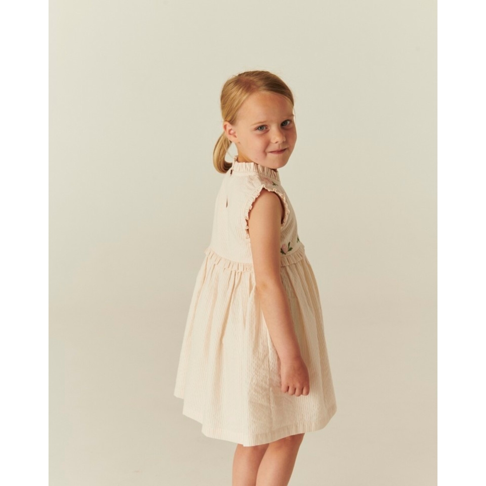 Copenhagen Colors Copenhagen Colors SEERSUCKER DRESS W. RUFFLES AND EMB. DUSTY ROSE W CREAM STRIPE 261-200-501