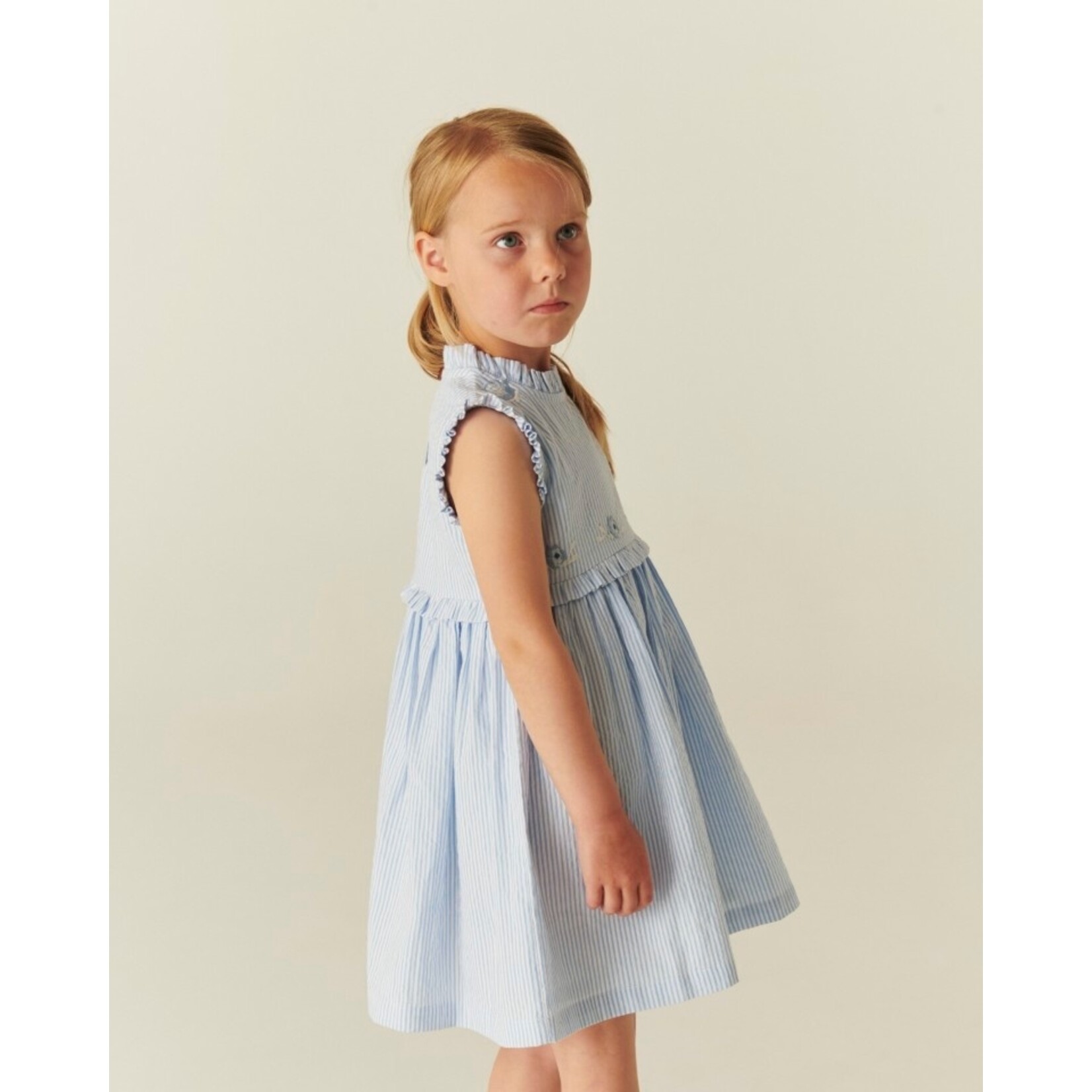 Copenhagen Colors Copenhagen Colors SEERSUCKER DRESS W. RUFFLES AND EMB. SKY BLUE W CREAM STRIPE 261-200-501