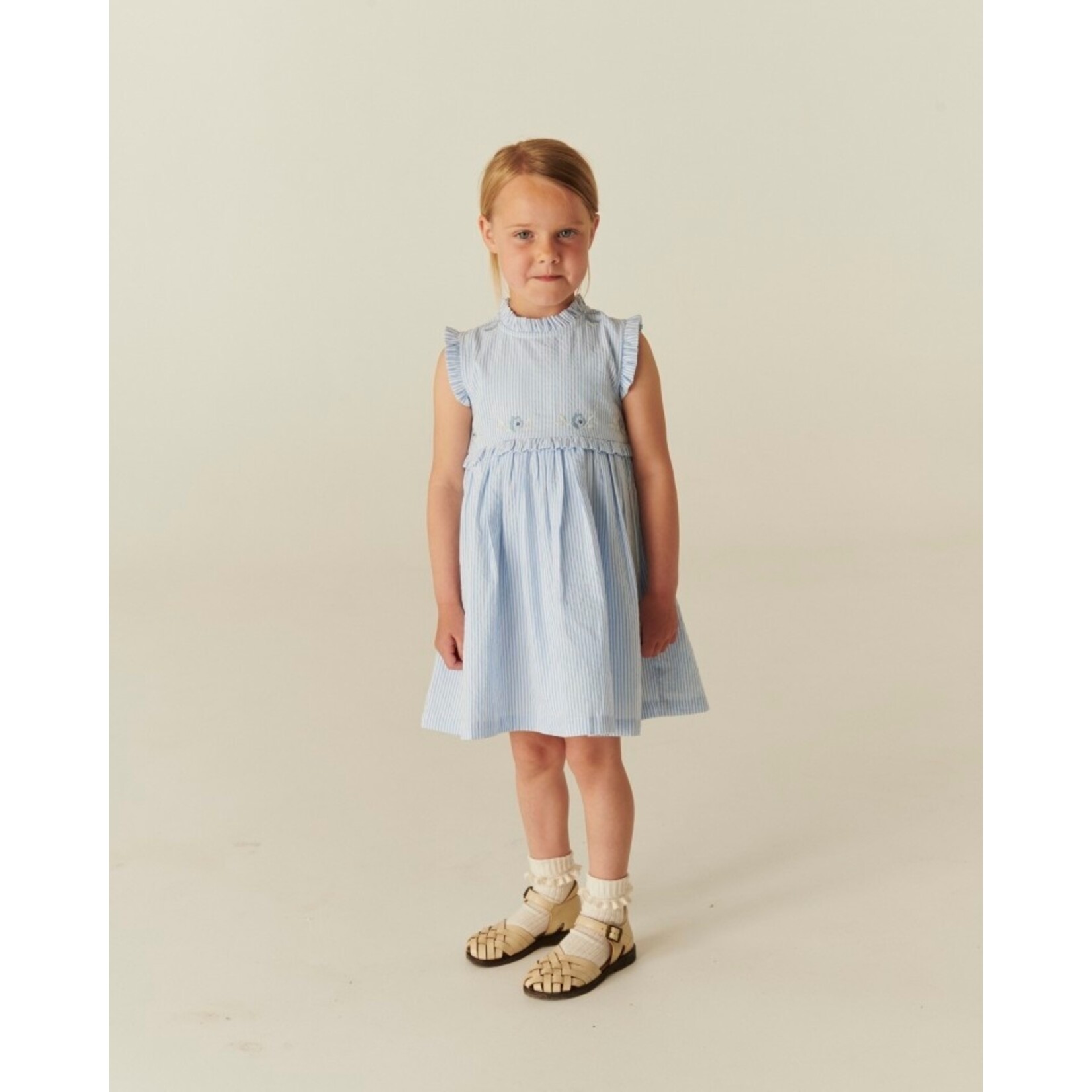 Copenhagen Colors Copenhagen Colors SEERSUCKER DRESS W. RUFFLES AND EMB. SKY BLUE W CREAM STRIPE 261-200-501