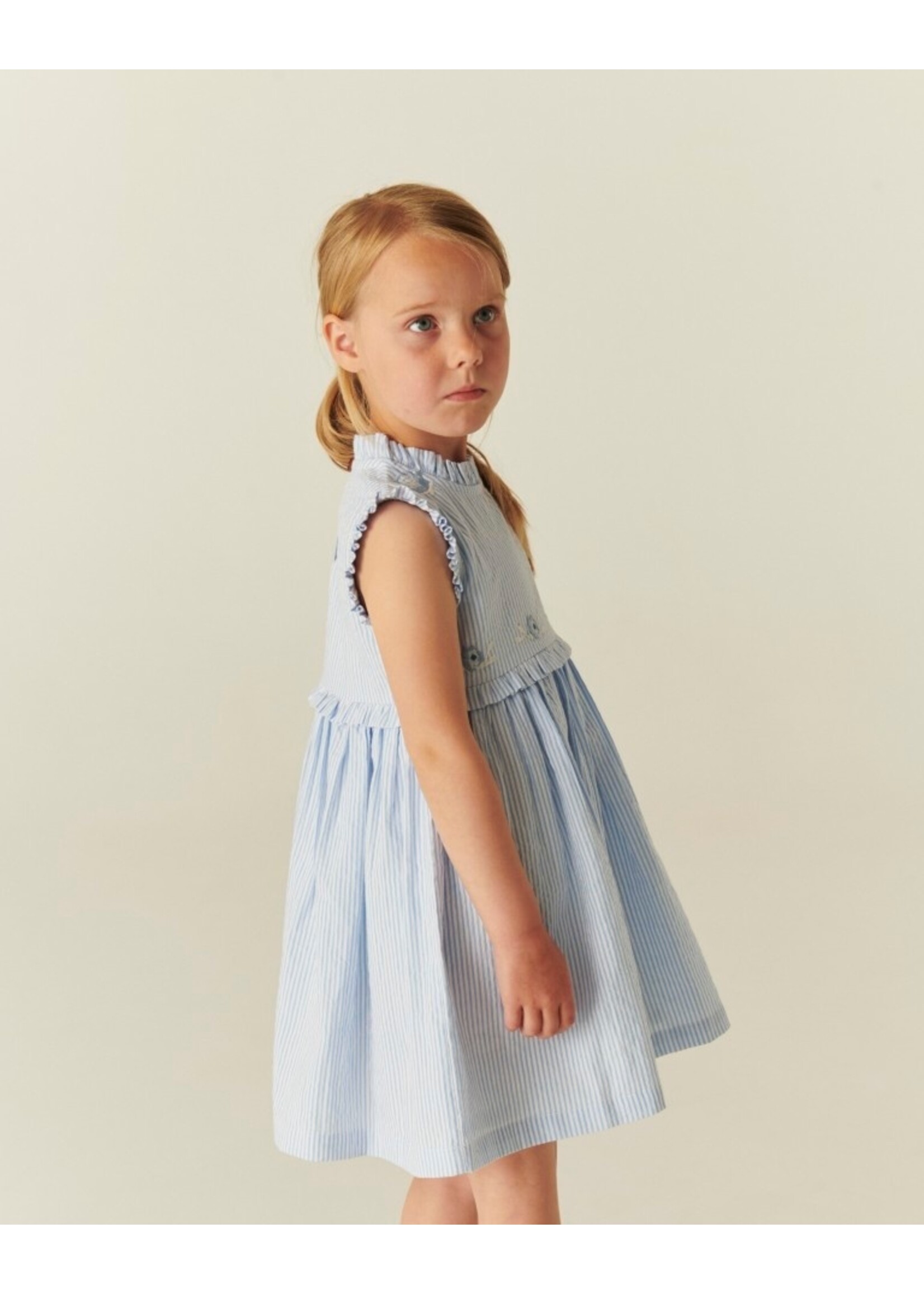 Copenhagen Colors Copenhagen Colors SEERSUCKER DRESS W. RUFFLES AND EMB. SKY BLUE W CREAM STRIPE 261-200-501