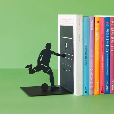 Balvi Balvi - boekensteun - voetbal scoren Balvi Balvi - boekensteun - voetbal scoren