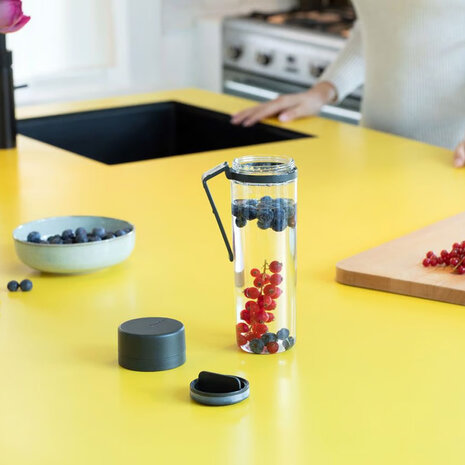 Brabantia Brabantia - make & take waterfles met zeef - donkergrijs Brabantia Brabantia - make & take waterfles met zeef - donkergrijs