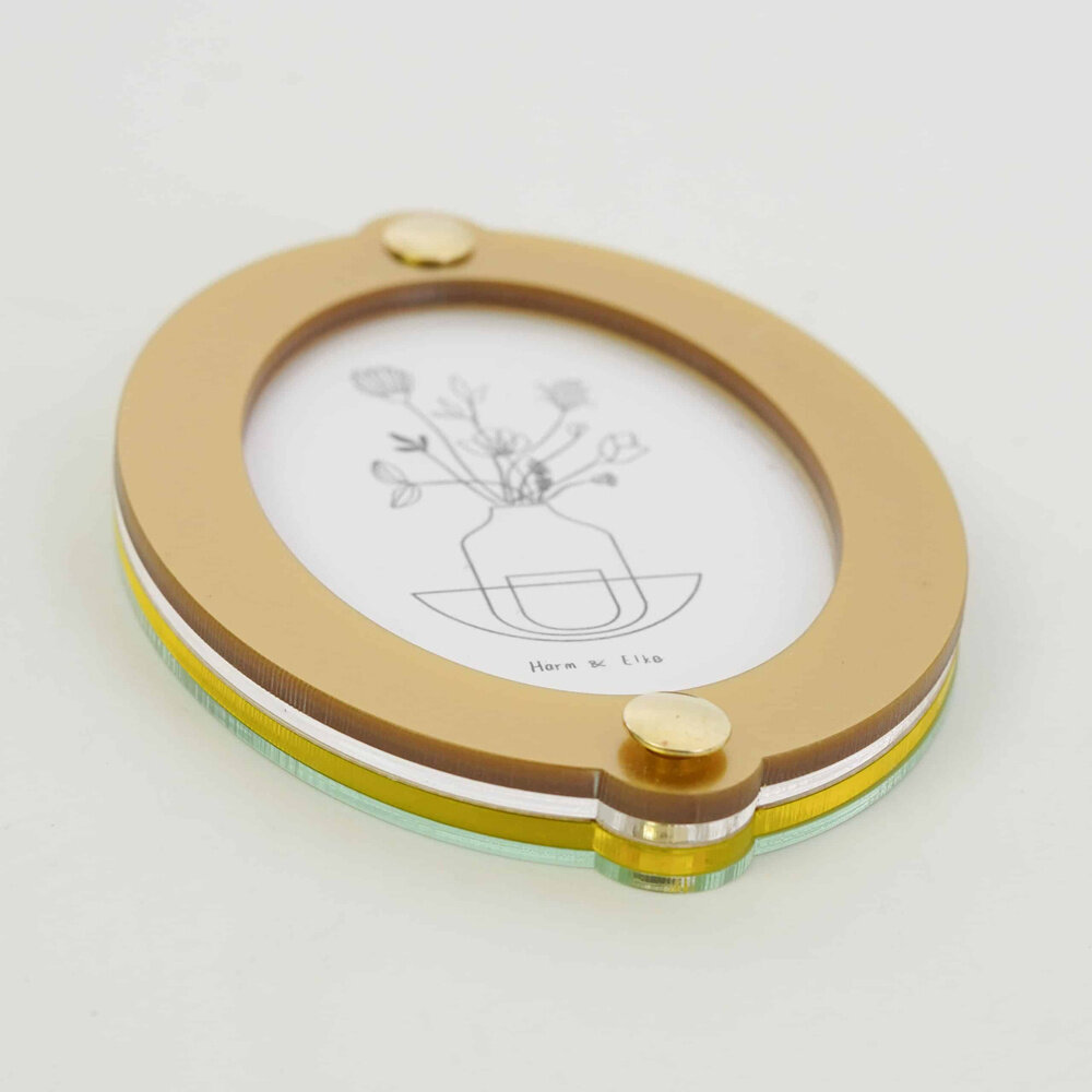 Studio Harm en Elke Studio Harm en Elke - fotolijstje - groot ovaal - neon geel/goudkleur Studio Harm en Elke Studio Harm en Elke - fotolijstje - groot ovaal - neon geel/goudkleur