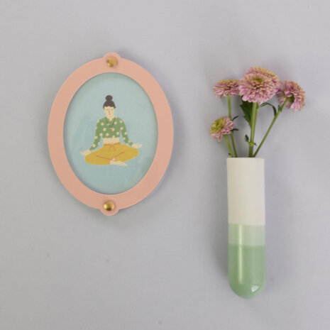 Studio Harm en Elke Studio Harm en Elke - dip muurvaasje lang - groen 071 Studio Harm en Elke Studio Harm en Elke - dip muurvaasje lang - groen 071