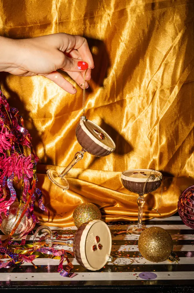 Yup in de boom Yup in de boom - kerstornament - espresso martini Yup in de boom Yup in de boom - kerstornament - espresso martini