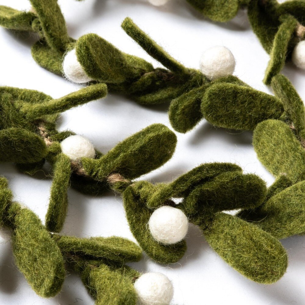 Sjaal met verhaal Sjaal met verhaal - viltslinger - maretak Sjaal met verhaal Sjaal met verhaal - viltslinger - maretak