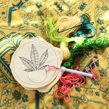 Kikkerland Kikkerland - punch needle kit - plant