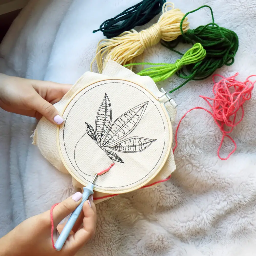 Kikkerland Kikkerland - punch needle kit - plant