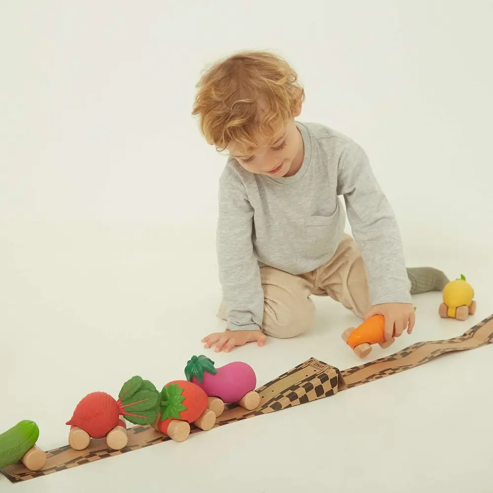 Oli & Carol Oli & Carol - green car - sweetie de aardbeiauto Oli & Carol Oli & Carol - green car - sweetie de aardbeiauto