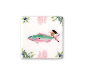 Storytiles Storytiles - tegel magneet - riding the waves (6x6 cm) Storytiles Storytiles - tegel magneet - riding the waves (6x6 cm)