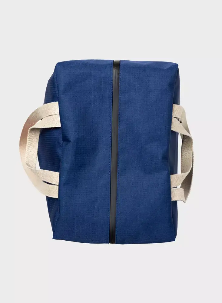 Susan Bijl Susan Bijl - the new tote bag large - donkerblauw & red alert Susan Bijl Susan Bijl - the new tote bag large - donkerblauw & red alert