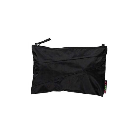 Susan Bijl Susan Bijl - the new pouch medium - zwart & zwart