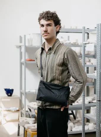 Susan Bijl Susan Bijl - the new pouch medium - zwart & zwart