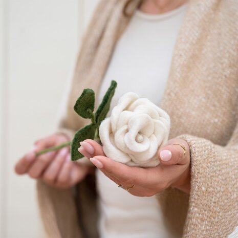 Sjaal met verhaal Sjaal met verhaal - bloem roos - wit Sjaal met verhaal Sjaal met verhaal - bloem roos - wit