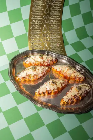 Yup in de boom Yup in de boom - kerstornament - amandelcroissant Yup in de boom Yup in de boom - kerstornament - amandelcroissant