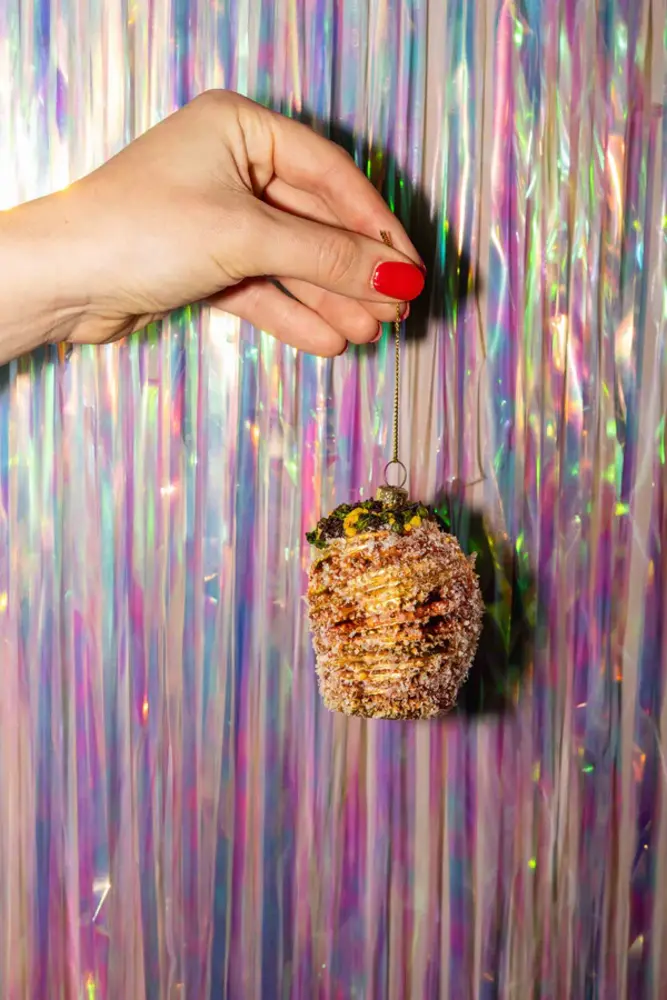 Yup in de boom Yup in de boom - kerstornament - pistache cruffin Yup in de boom Yup in de boom - kerstornament - pistache cruffin