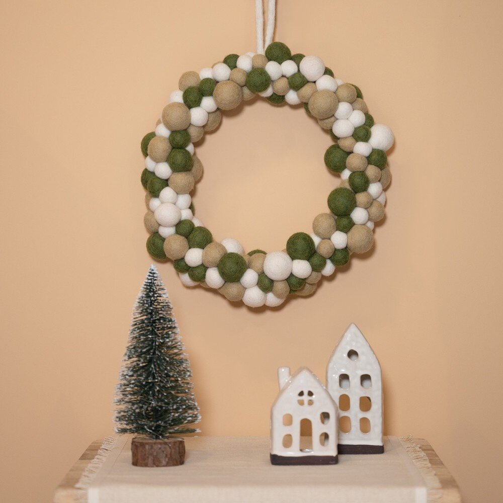 Sjaal met verhaal Sjaal met verhaal - krans viltballetjes - mistletoe Sjaal met verhaal Sjaal met verhaal - krans viltballetjes - mistletoe