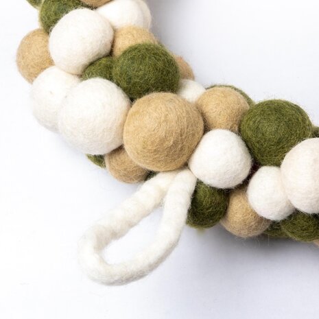 Sjaal met verhaal Sjaal met verhaal - krans viltballetjes - mistletoe Sjaal met verhaal Sjaal met verhaal - krans viltballetjes - mistletoe