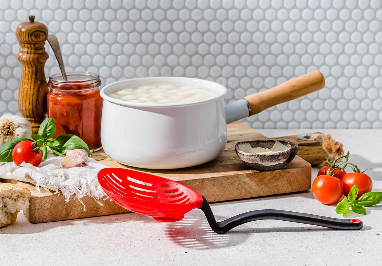 Dreamfarm Dreamfarm - lestrain lepel met vergiet - zwart Dreamfarm Dreamfarm - lestrain lepel met vergiet - zwart