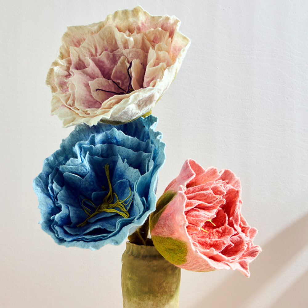 Aveva Design Aveva design - bloem vilt - pioenroos raspberry XXL Aveva Design Aveva design - bloem vilt - pioenroos raspberry XXL