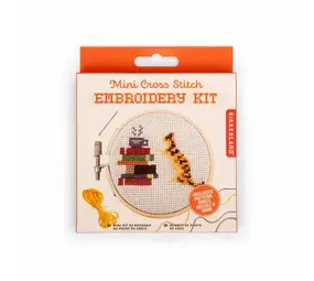 Kikkerland Kikkerland - borduur kit - cat books Kikkerland Kikkerland - borduur kit - cat books
