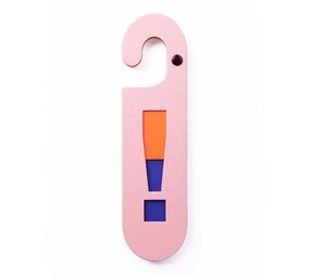Puki wuki Puki wuki - deurhanger ?/! - roze groen Puki wuki Puki wuki - deurhanger ?/! - roze groen
