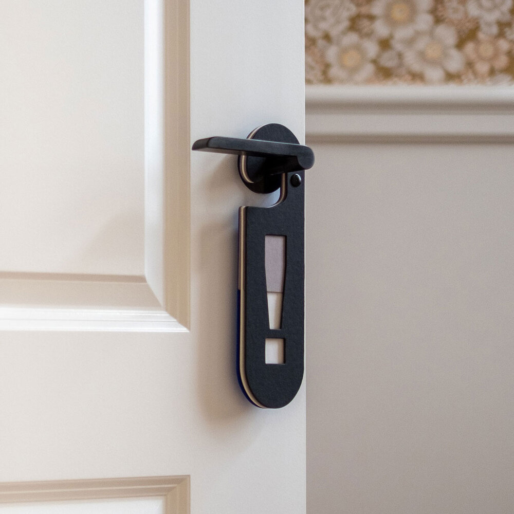 Puki wuki Puki wuki - deurhanger ?/! - zwart blauw Puki wuki Puki wuki - deurhanger ?/! - zwart blauw