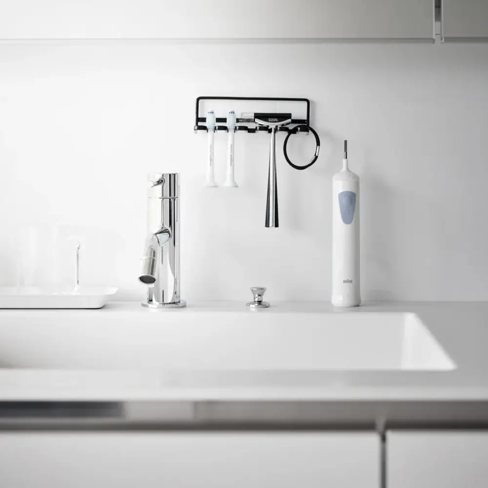 Yamazaki Yamazaki - zelfklevende tandenborstelhouder - black Yamazaki Yamazaki - zelfklevende tandenborstelhouder - black