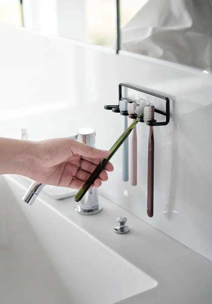 Yamazaki Yamazaki - zelfklevende tandenborstelhouder - black Yamazaki Yamazaki - zelfklevende tandenborstelhouder - black