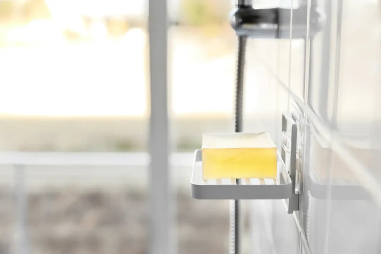 Yamazaki Yamazaki - zeeprekje tower zelfklevend - white