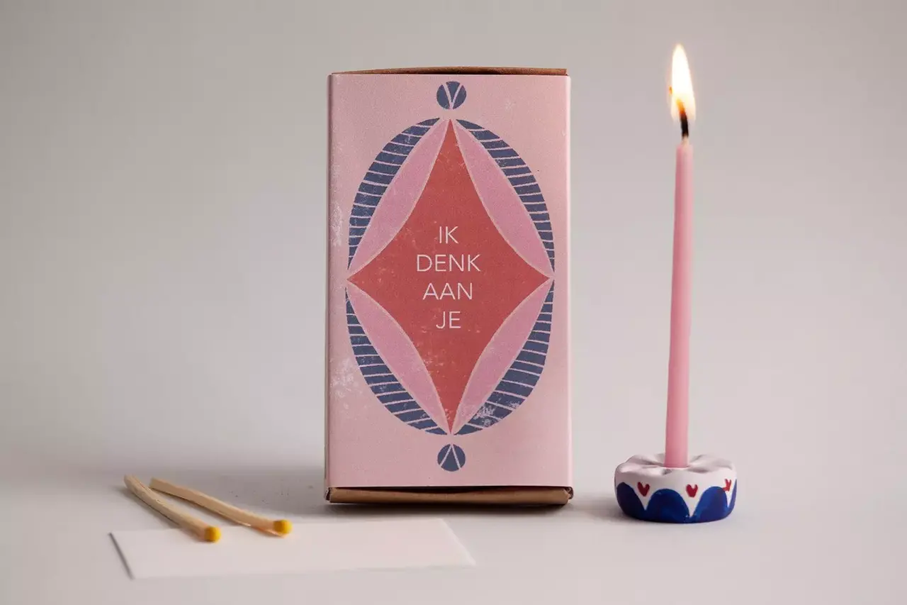 Kaarsje branden Kaarsje branden - cadeaudoosje - ik denk aan je (roze)