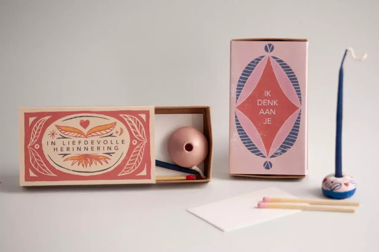 Kaarsje branden Kaarsje branden - cadeaudoosje - ik denk aan je (roze)