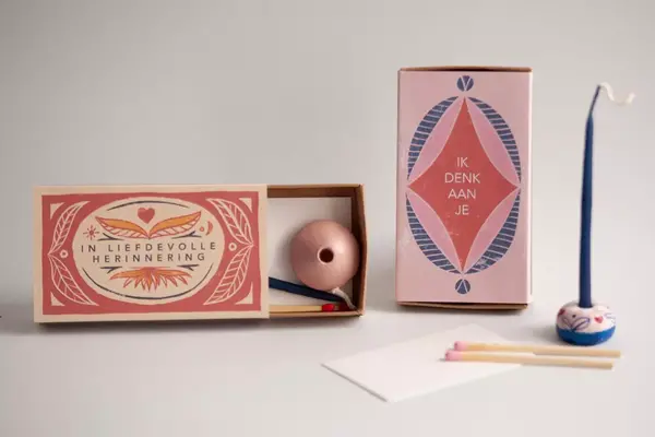 Kaarsje branden Kaarsje branden - cadeaudoosje - ik denk aan je (roze)