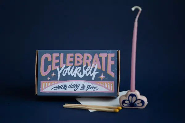 Kaarsje branden Kaarsje branden - cadeaudoosje - celebrate yourself (blauw/roze)