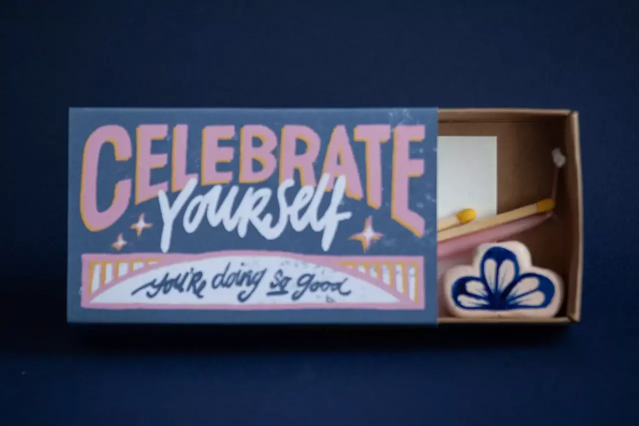 Kaarsje branden Kaarsje branden - cadeaudoosje - celebrate yourself (blauw/roze)