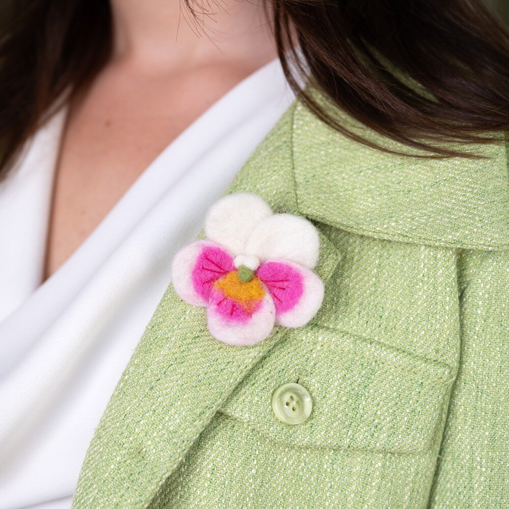 Sjaal met verhaal Sjaal met verhaal - broche - viooltje wit-roze Sjaal met verhaal Sjaal met verhaal - broche - viooltje wit-roze