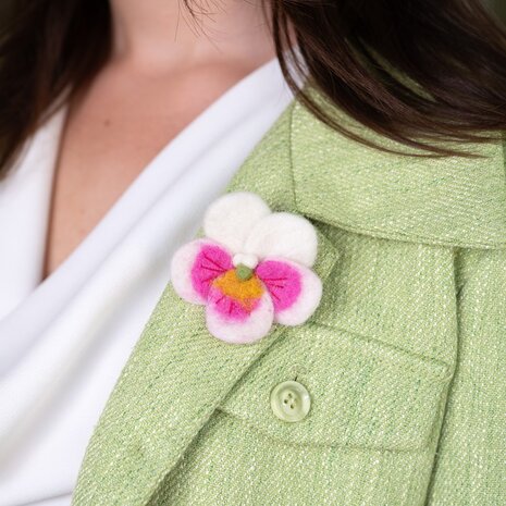 Sjaal met verhaal Sjaal met verhaal - broche - viooltje wit-roze Sjaal met verhaal Sjaal met verhaal - broche - viooltje wit-roze