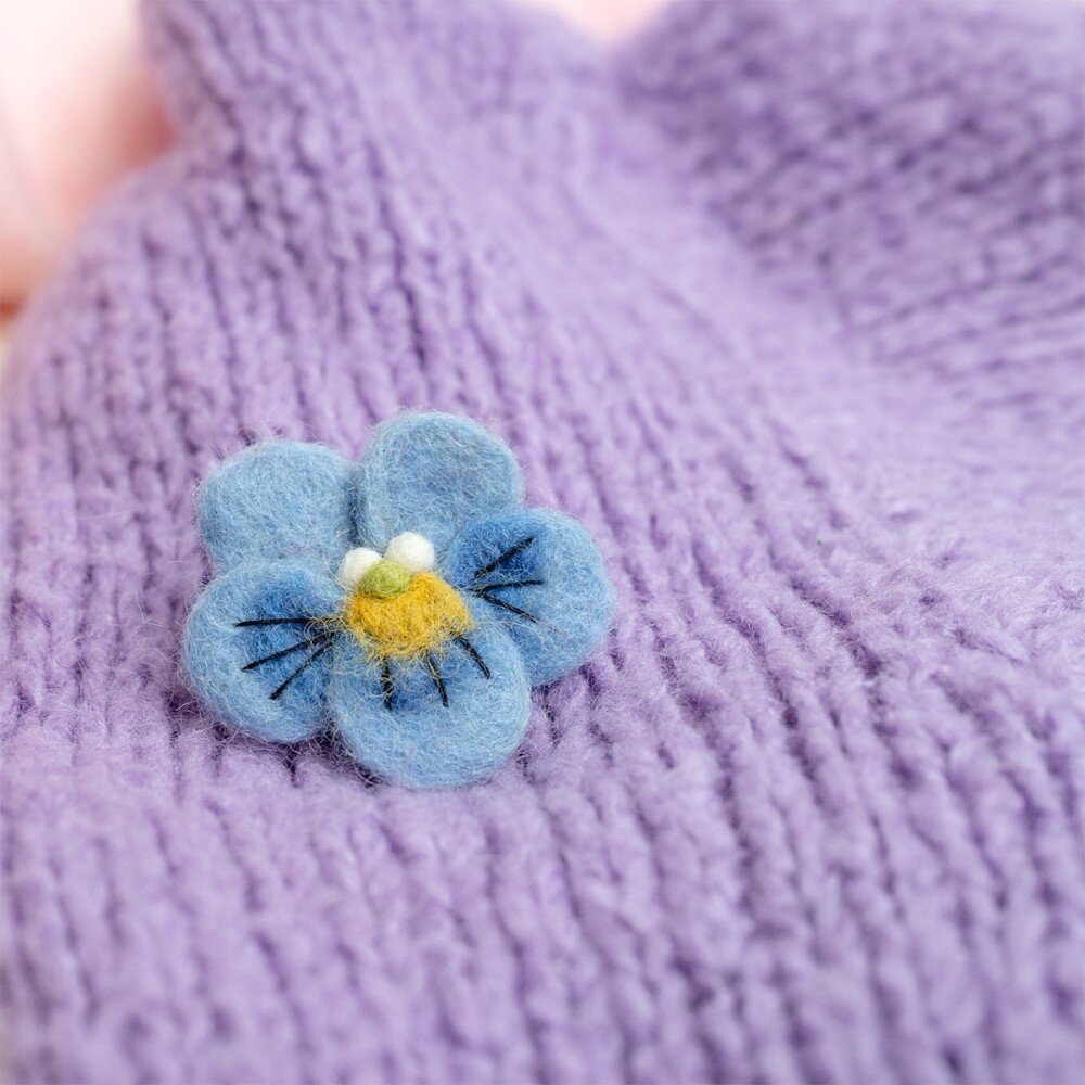 Sjaal met verhaal Sjaal met verhaal - broche - viooltje lichtblauw