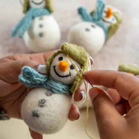 Sjaal met verhaal Sjaal met verhaal - hanger - sneeuwpop ijsblauw