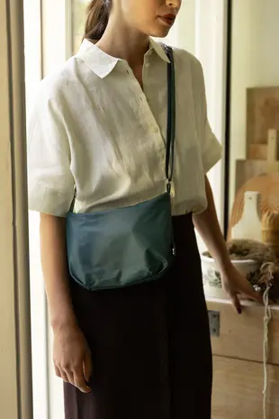 Tinne+Mia Tinne+Mia - cross body feel good baggy - dark sea Tinne+Mia Tinne+Mia - cross body feel good baggy - dark sea