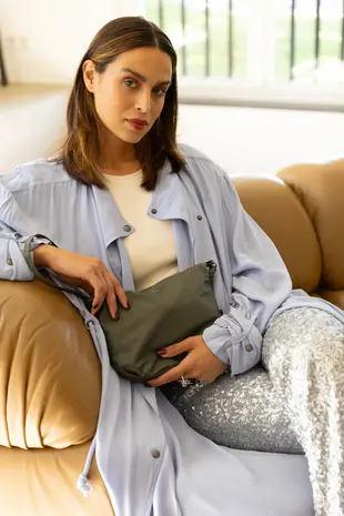 Tinne+Mia Tinne+Mia - cross body feel good baggy - olive night Tinne+Mia Tinne+Mia - cross body feel good baggy - olive night